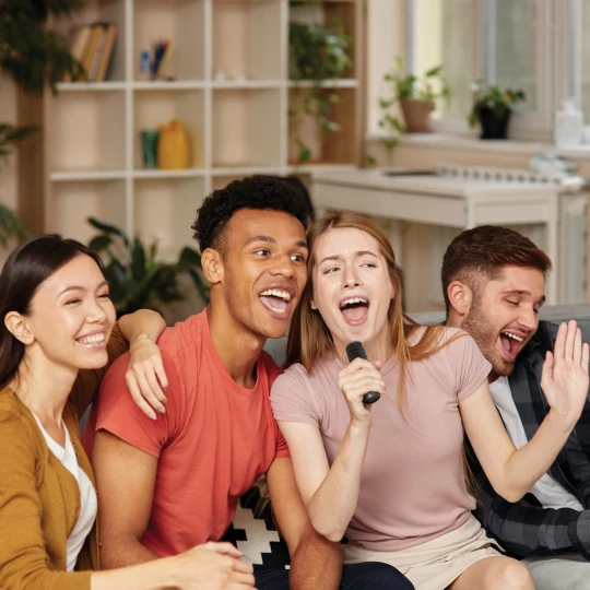 Zestaw do karaoke Singvibe, głośnik bezprzewodowy i dwa mikrofony (P331.0601)-1