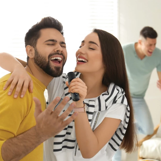 Zestaw do karaoke Singvibe, głośnik bezprzewodowy i dwa mikrofony (P331.0601)-1