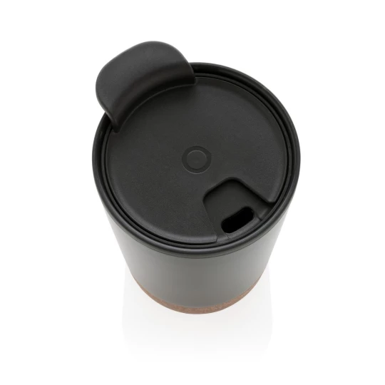 Start your day with your favourite beverage in this double wall coffee mug with recycled plastic inner and unique cork detail. Keeps your drinks warm for up to 3h and cold up to 6h. Made with GRS certified recycled materials. The inner is made from 1-1