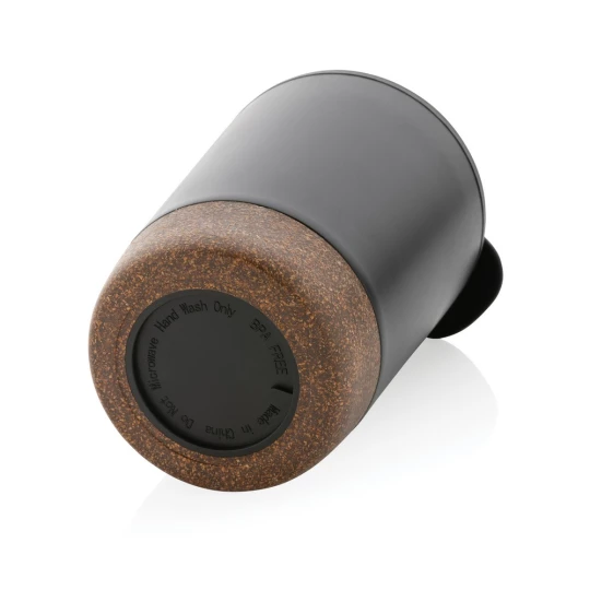 Start your day with your favourite beverage in this double wall coffee mug with recycled plastic inner and unique cork detail. Keeps your drinks warm for up to 3h and cold up to 6h. Made with GRS certified recycled materials. The inner is made from 1-1