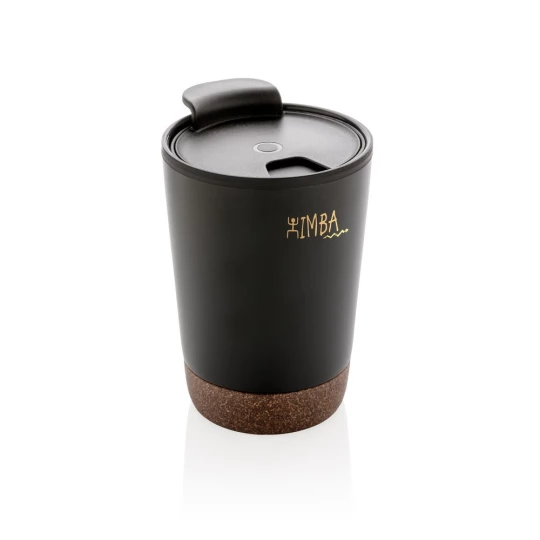 Start your day with your favourite beverage in this double wall coffee mug with recycled plastic inner and unique cork detail. Keeps your drinks warm for up to 3h and cold up to 6h. Made with GRS certified recycled materials. The inner is made from 1-1
