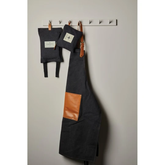 A first aid kit from our popular Asado-series. The fabric bag with a zipper contains everything you need in case of minor accidents such as band-aids, scissors, bandages, etc. Packed in a plastic bag. (VG020-03)-1