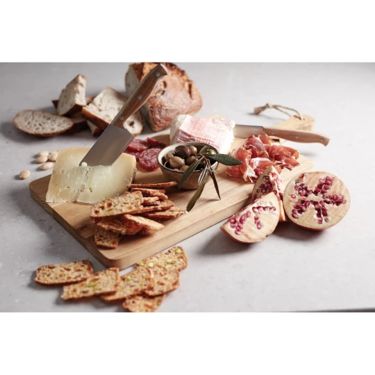 Stylish cutting/serving board that will look great in any kitchen. The spacious surface makes it easy to use it for both cutting and serving. The board is made of FSC-certified teak and has a beautiful golden to medium brown wood surface that darkens-1