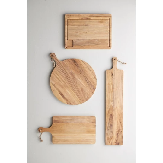 Stylish cutting/serving board that will look great in any kitchen. The spacious surface makes it easy to use it for both cutting and serving. The board is made of FSC-certified teak and has a beautiful golden to medium brown wood surface that darkens-1