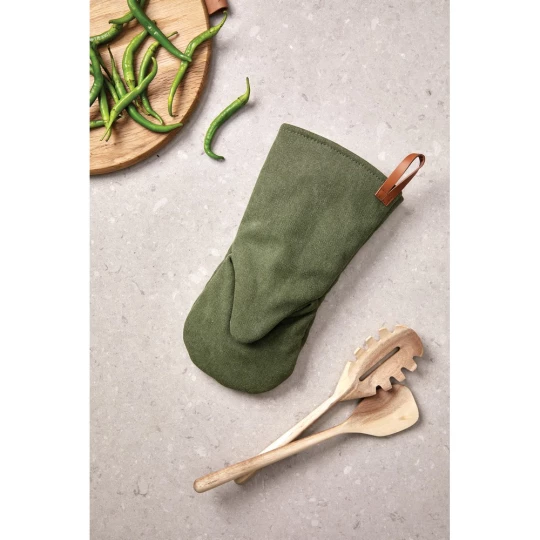 Practical and stylish oven glove made of cotton canvas. Generously padded to protect your hands when you're taking hot dishes from the kitchen to the table. You can hang the stylish oven glove up in your kitchen with the handy leather loop when not i-1