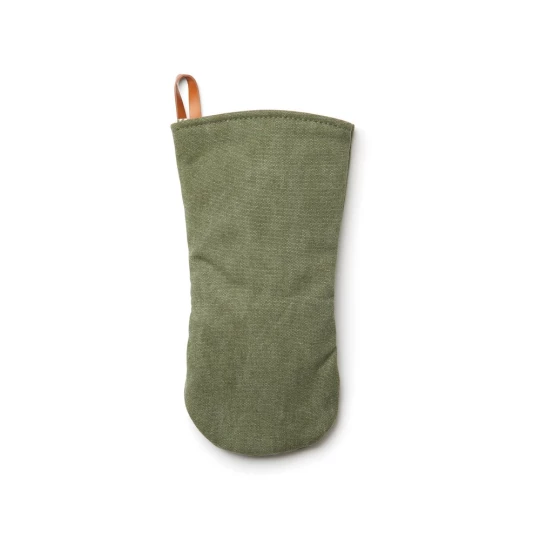 Practical and stylish oven glove made of cotton canvas. Generously padded to protect your hands when you're taking hot dishes from the kitchen to the table. You can hang the stylish oven glove up in your kitchen with the handy leather loop when not i-1