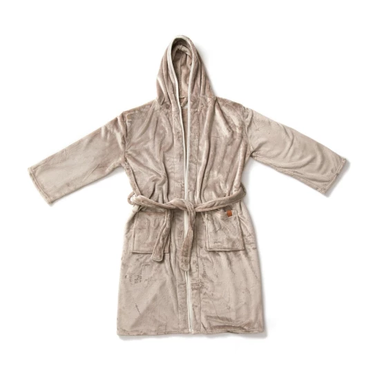 Soft, cosy robe in luxury plush with a large hood and decorative piping. Two front pockets and a waist belt. The robe is made from 70% recycled material from PET bottles. We don't like to transport air, so we've chosen to vacuum-pack this robe to red-1