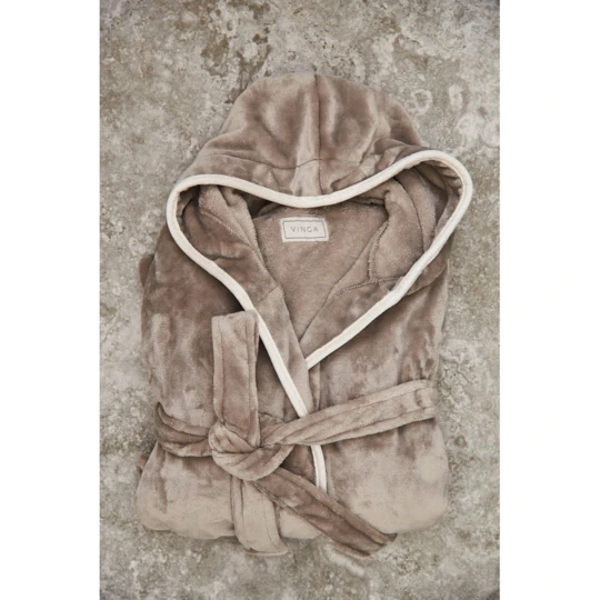 Soft, cosy robe in luxury plush with a large hood and decorative piping. Two front pockets and a waist belt. The robe is made from 70% recycled material from PET bottles. We don't like to transport air, so we've chosen to vacuum-pack this robe to red-1