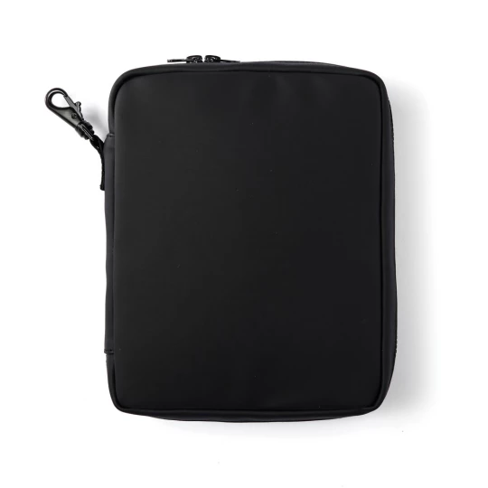 Keep all essentials near at hand with this handy organiser. This gives you a space for everything you need during a day, such as headphones, power bank, pens and notebooks. The snap hook on the short side allows you to attach the bag to a larger bag.-1