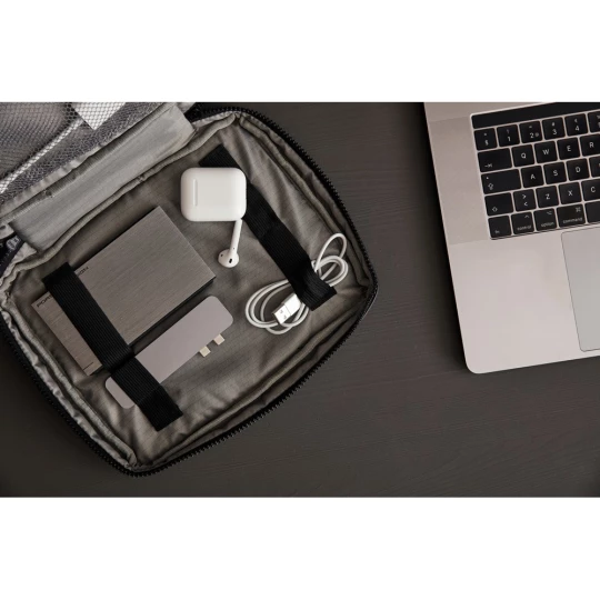 Keep all essentials near at hand with this handy organiser. This gives you a space for everything you need during a day, such as headphones, power bank, pens and notebooks. The snap hook on the short side allows you to attach the bag to a larger bag.-1
