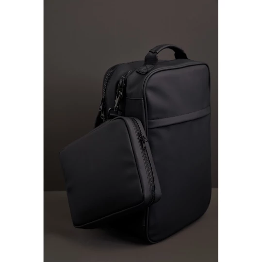 Keep all essentials near at hand with this handy organiser. This gives you a space for everything you need during a day, such as headphones, power bank, pens and notebooks. The snap hook on the short side allows you to attach the bag to a larger bag.-1