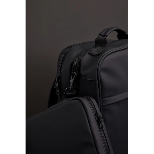 Keep all essentials near at hand with this handy organiser. This gives you a space for everything you need during a day, such as headphones, power bank, pens and notebooks. The snap hook on the short side allows you to attach the bag to a larger bag.-1