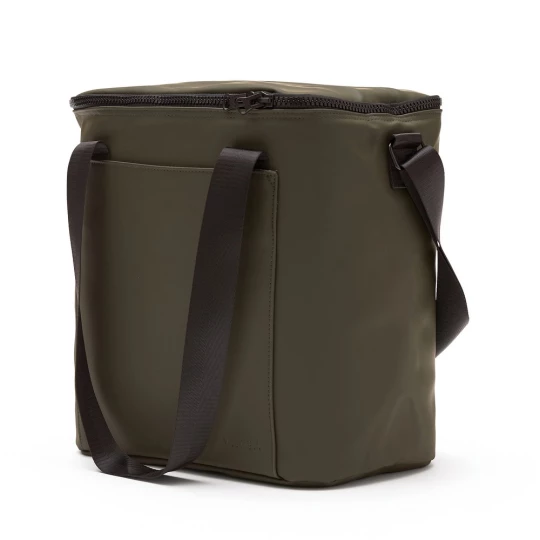 Minimalist cooler bag, made of water-repellent PU nubuck. Long handles and adjustable shoulder strap for optimal comfort. The cooler bag is insulated with extra thick foam. The lining of the bag is made of so-called PEVA which is easy to keep clean a-1