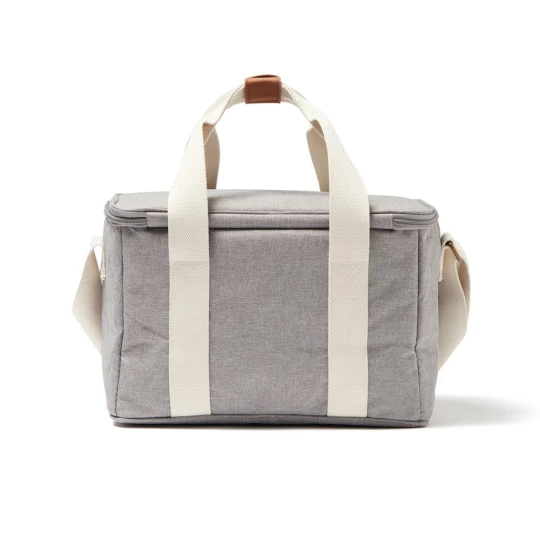 The ultimate cooler basket, mottled tone by tone with details in imitation leather and cotton. Made from 50% recycled material from PET bottles. There is also a small compartment on the outside of the cooler bag, providing space for other items as we-1