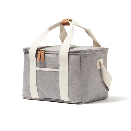The ultimate cooler basket, mottled tone by tone with details in imitation leather and cotton. Made from 50% recycled material from PET bottles. There is also a small compartment on the outside of the cooler bag, providing space for other items as we-1