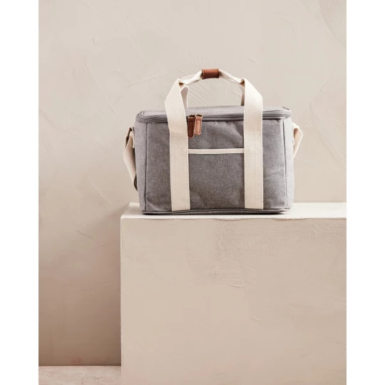 The ultimate cooler basket, mottled tone by tone with details in imitation leather and cotton. Made from 50% recycled material from PET bottles. There is also a small compartment on the outside of the cooler bag, providing space for other items as we-1