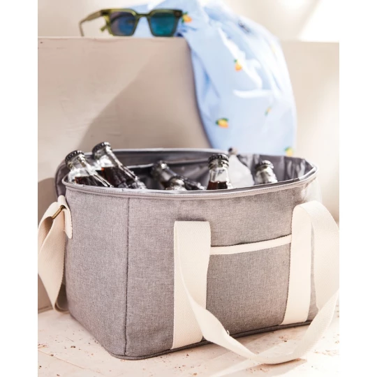 The ultimate cooler basket, mottled tone by tone with details in imitation leather and cotton. Made from 50% recycled material from PET bottles. There is also a small compartment on the outside of the cooler bag, providing space for other items as we-1