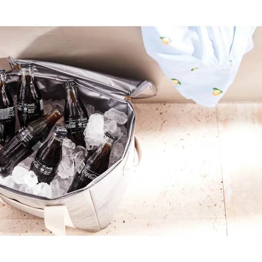 The ultimate cooler basket, mottled tone by tone with details in imitation leather and cotton. Made from 50% recycled material from PET bottles. There is also a small compartment on the outside of the cooler bag, providing space for other items as we-1