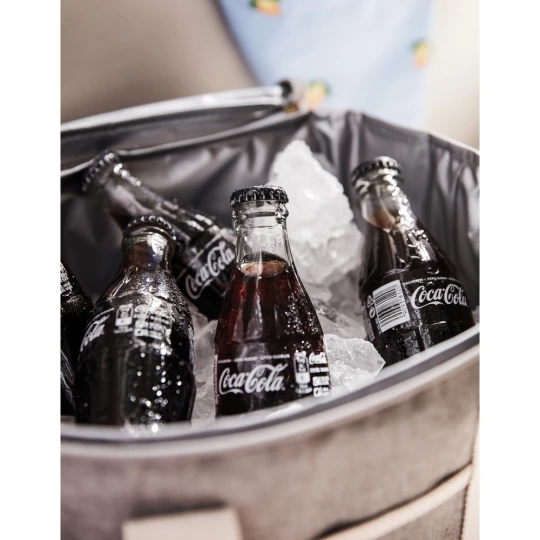 The ultimate cooler basket, mottled tone by tone with details in imitation leather and cotton. Made from 50% recycled material from PET bottles. There is also a small compartment on the outside of the cooler bag, providing space for other items as we-1