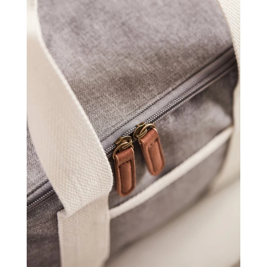 The ultimate cooler basket, mottled tone by tone with details in imitation leather and cotton. Made from 50% recycled material from PET bottles. There is also a small compartment on the outside of the cooler bag, providing space for other items as we-1