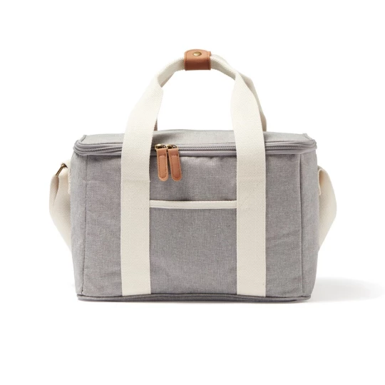 The ultimate cooler basket, mottled tone by tone with details in imitation leather and cotton. Made from 50% recycled material from PET bottles. There is also a small compartment on the outside of the cooler bag, providing space for other items as we-1