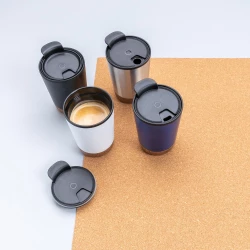 Start your day with your favourite beverage in this double wall coffee mug with recycled plastic inner and unique cork detail. Keeps your drinks warm for up to 3h and cold up to 6h. Made with GRS certified recycled materials. The inner is made from 1-9