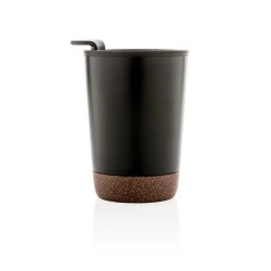Start your day with your favourite beverage in this double wall coffee mug with recycled plastic inner and unique cork detail. Keeps your drinks warm for up to 3h and cold up to 6h. Made with GRS certified recycled materials. The inner is made from 1-14