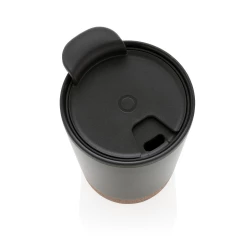 Start your day with your favourite beverage in this double wall coffee mug with recycled plastic inner and unique cork detail. Keeps your drinks warm for up to 3h and cold up to 6h. Made with GRS certified recycled materials. The inner is made from 1-15