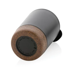 Start your day with your favourite beverage in this double wall coffee mug with recycled plastic inner and unique cork detail. Keeps your drinks warm for up to 3h and cold up to 6h. Made with GRS certified recycled materials. The inner is made from 1-16