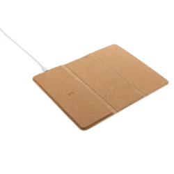Wireless 10W charging mousepad with complete FSC 100% cork exterior. Can be used both as a mousepad and as a phone stand. Wireless charging compatible with all QI enabled devices like Android latest generation, iPhone 8 and up. Including 120 cm type 