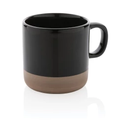 Enjoy your favourite beverages anytime anywhere with this ceramic mug. The mug has a glazed body and a natural baked base. Due to natural variations in the clay used for construction, each mug is unique. Capacity 360 ml. Comes in a kraft gift box. (P