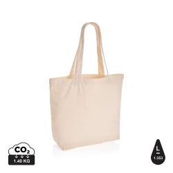The Impact AWARE™ 240gsm recycled canvas shopper with pocket undyed is the perfect way to carry your essentials wherever you go. This spacious shopper provides sufficient space for all your daily needs. Including a small inner pocket. The recycled ca-7
