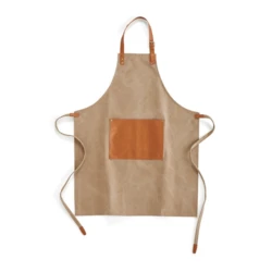 Robust apron in stonewashed canvas 500 gsm with vegan leather details. An apron that ages with dignity. (VG017-16)