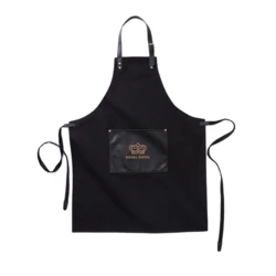 Stylish and classic apron in thick cotton canvas with discreet details in vegan leather. Adjustable buckle closure at the top and large pocket in the front. An apron with a long lifespan that only gets more beautiful with time. (VG019-03)-2