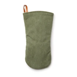 Practical and stylish oven glove made of cotton canvas. Generously padded to protect your hands when you're taking hot dishes from the kitchen to the table. You can hang the stylish oven glove up in your kitchen with the handy leather loop when not i