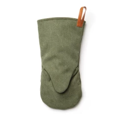 Practical and stylish oven glove made of cotton canvas. Generously padded to protect your hands when you're taking hot dishes from the kitchen to the table. You can hang the stylish oven glove up in your kitchen with the handy leather loop when not i-2