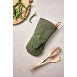 Practical and stylish oven glove made of cotton canvas. Generously padded to protect your hands when you're taking hot dishes from the kitchen to the table. You can hang the stylish oven glove up in your kitchen with the handy leather loop when not i-4