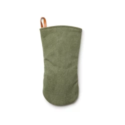Practical and stylish oven glove made of cotton canvas. Generously padded to protect your hands when you're taking hot dishes from the kitchen to the table. You can hang the stylish oven glove up in your kitchen with the handy leather loop when not i-6