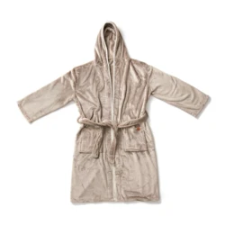 Soft, cosy robe in luxury plush with a large hood and decorative piping. Two front pockets and a waist belt. The robe is made from 70% recycled material from PET bottles. We don't like to transport air, so we've chosen to vacuum-pack this robe to red-2