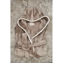 Soft, cosy robe in luxury plush with a large hood and decorative piping. Two front pockets and a waist belt. The robe is made from 70% recycled material from PET bottles. We don't like to transport air, so we've chosen to vacuum-pack this robe to red-3