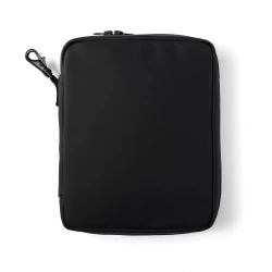 Keep all essentials near at hand with this handy organiser. This gives you a space for everything you need during a day, such as headphones, power bank, pens and notebooks. The snap hook on the short side allows you to attach the bag to a larger bag.