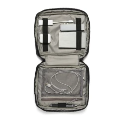 Keep all essentials near at hand with this handy organiser. This gives you a space for everything you need during a day, such as headphones, power bank, pens and notebooks. The snap hook on the short side allows you to attach the bag to a larger bag.-3