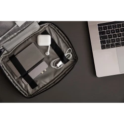 Keep all essentials near at hand with this handy organiser. This gives you a space for everything you need during a day, such as headphones, power bank, pens and notebooks. The snap hook on the short side allows you to attach the bag to a larger bag.-5