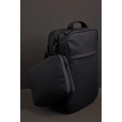 Keep all essentials near at hand with this handy organiser. This gives you a space for everything you need during a day, such as headphones, power bank, pens and notebooks. The snap hook on the short side allows you to attach the bag to a larger bag.-6