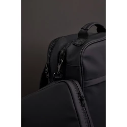 Keep all essentials near at hand with this handy organiser. This gives you a space for everything you need during a day, such as headphones, power bank, pens and notebooks. The snap hook on the short side allows you to attach the bag to a larger bag.-7