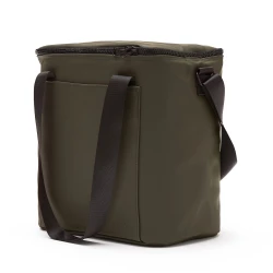 Minimalist cooler bag, made of water-repellent PU nubuck. Long handles and adjustable shoulder strap for optimal comfort. The cooler bag is insulated with extra thick foam. The lining of the bag is made of so-called PEVA which is easy to keep clean a-3