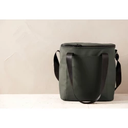 Minimalist cooler bag, made of water-repellent PU nubuck. Long handles and adjustable shoulder strap for optimal comfort. The cooler bag is insulated with extra thick foam. The lining of the bag is made of so-called PEVA which is easy to keep clean a-5