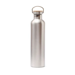 Miles thermobottle has a smart vaccum isolation to keep water ice cold for up to 18 hours and hot for 6 hours. The bottle is produced in 18/8 steel and the lid has a hanger and wood decoration. It contributes in preventing single use plastics. 1L con