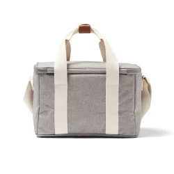The ultimate cooler basket, mottled tone by tone with details in imitation leather and cotton. Made from 50% recycled material from PET bottles. There is also a small compartment on the outside of the cooler bag, providing space for other items as we-2