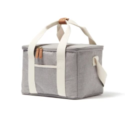 The ultimate cooler basket, mottled tone by tone with details in imitation leather and cotton. Made from 50% recycled material from PET bottles. There is also a small compartment on the outside of the cooler bag, providing space for other items as we-3